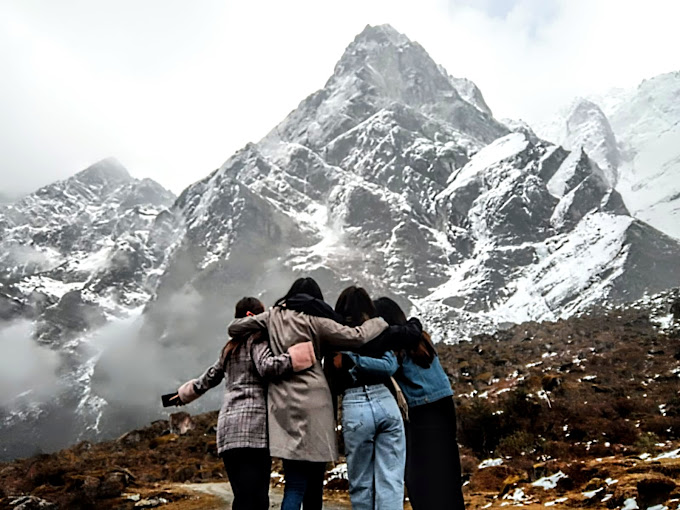 friends-enjoy-in-bhutan-mountain